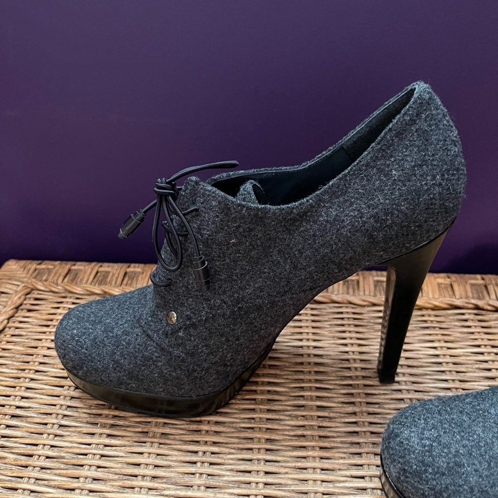 Stuart Weitzman, Tiebow In Gray Flannel, Size 8. … - image 2